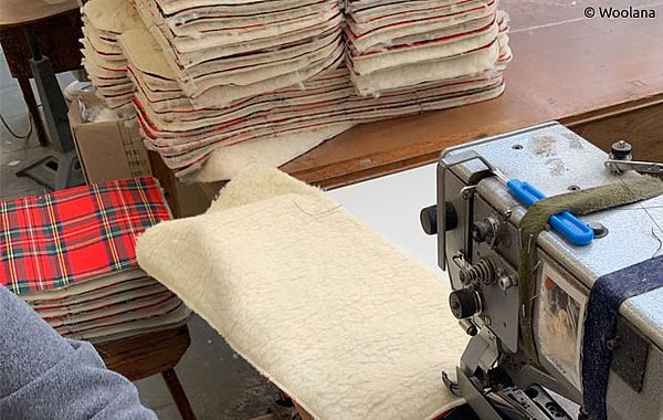 Herstellung der Woolana Rückenstützkissen Herstellung der Woolana Rückenstützkissen