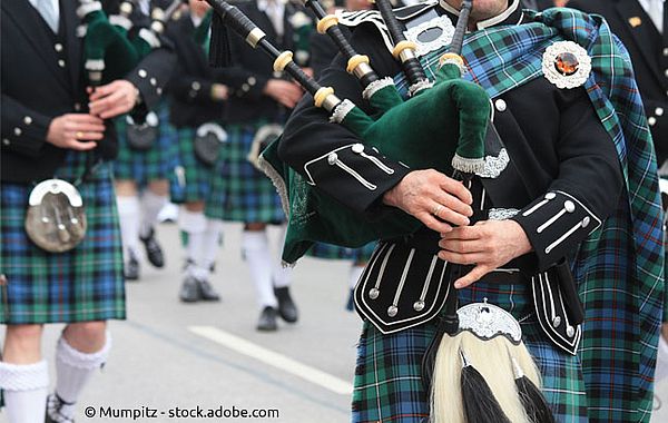 Dudelsackspieler tragen Uniform im Black Watch Tartan