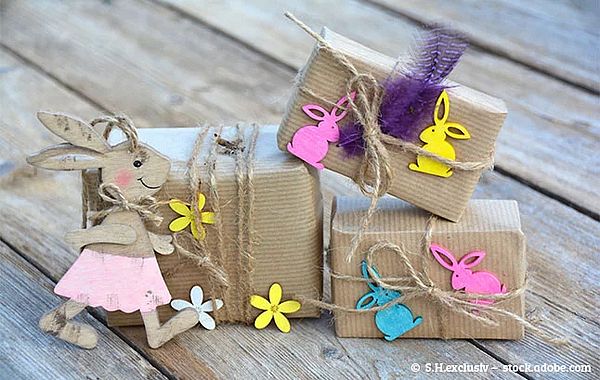 Päckchen im Oster-Dessin verpackt