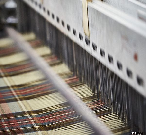 Weben des Tweedstoffes