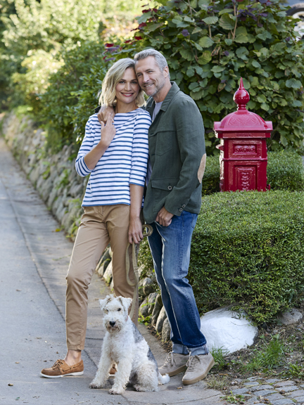 Fast wie in England: Unsere beiden Models mit Foxterrier "Terry" neben einem roten Briefkasten