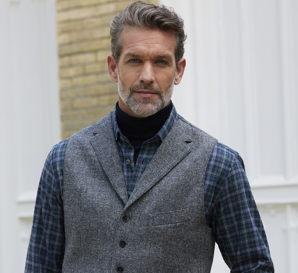 Klassische Kombination: Tweedweste und Tattersallhemd Tweedweste kombinieren