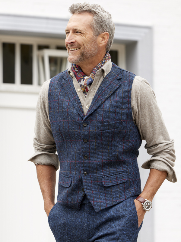 Klassische Kombi mit modernem Twist: Tweedweste mit Tweedhose